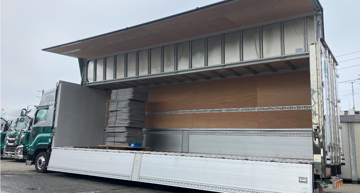 双葉運輸のトラックの荷台の画像